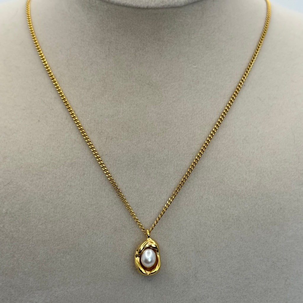 Modern Pearl Necklace