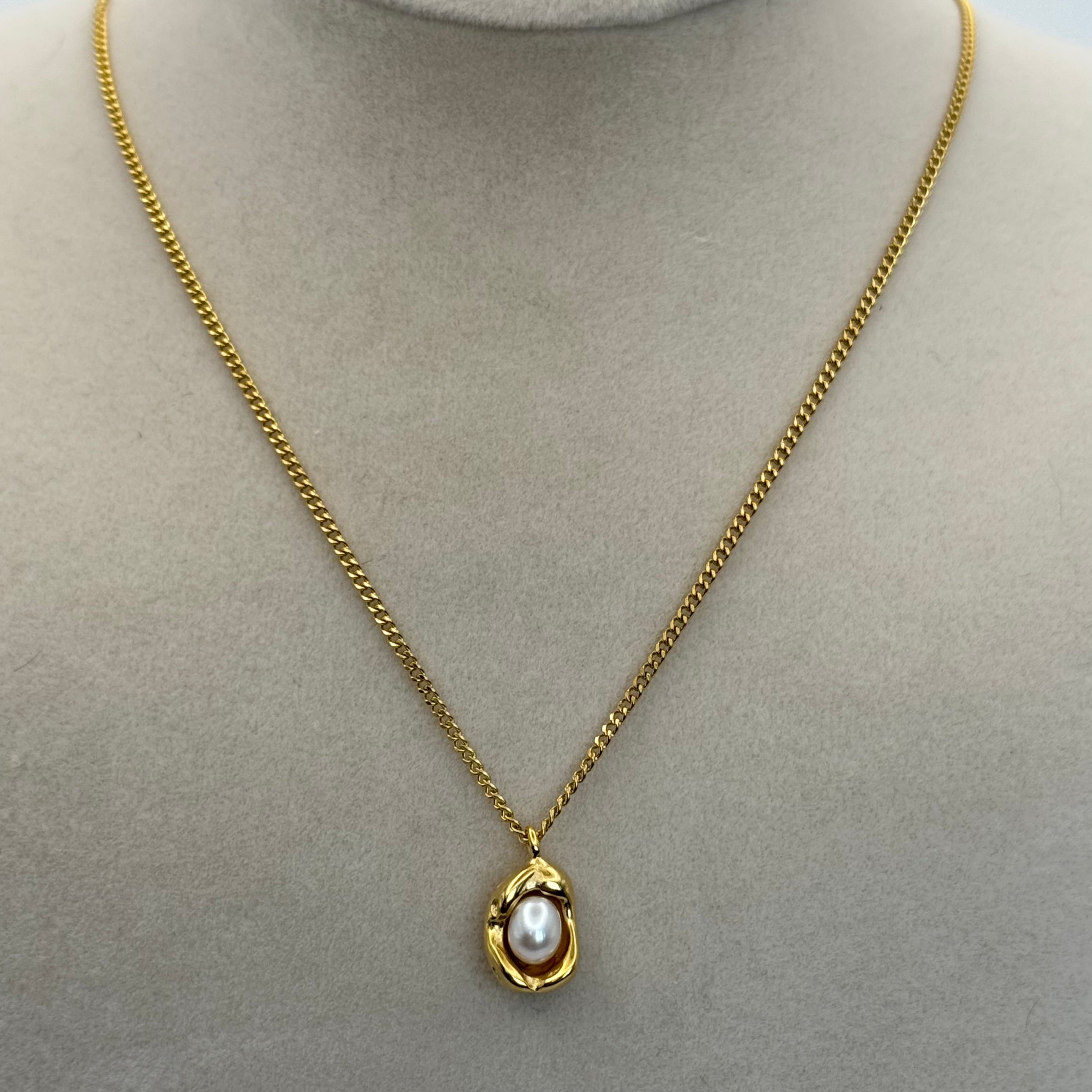 Modern Pearl Necklace