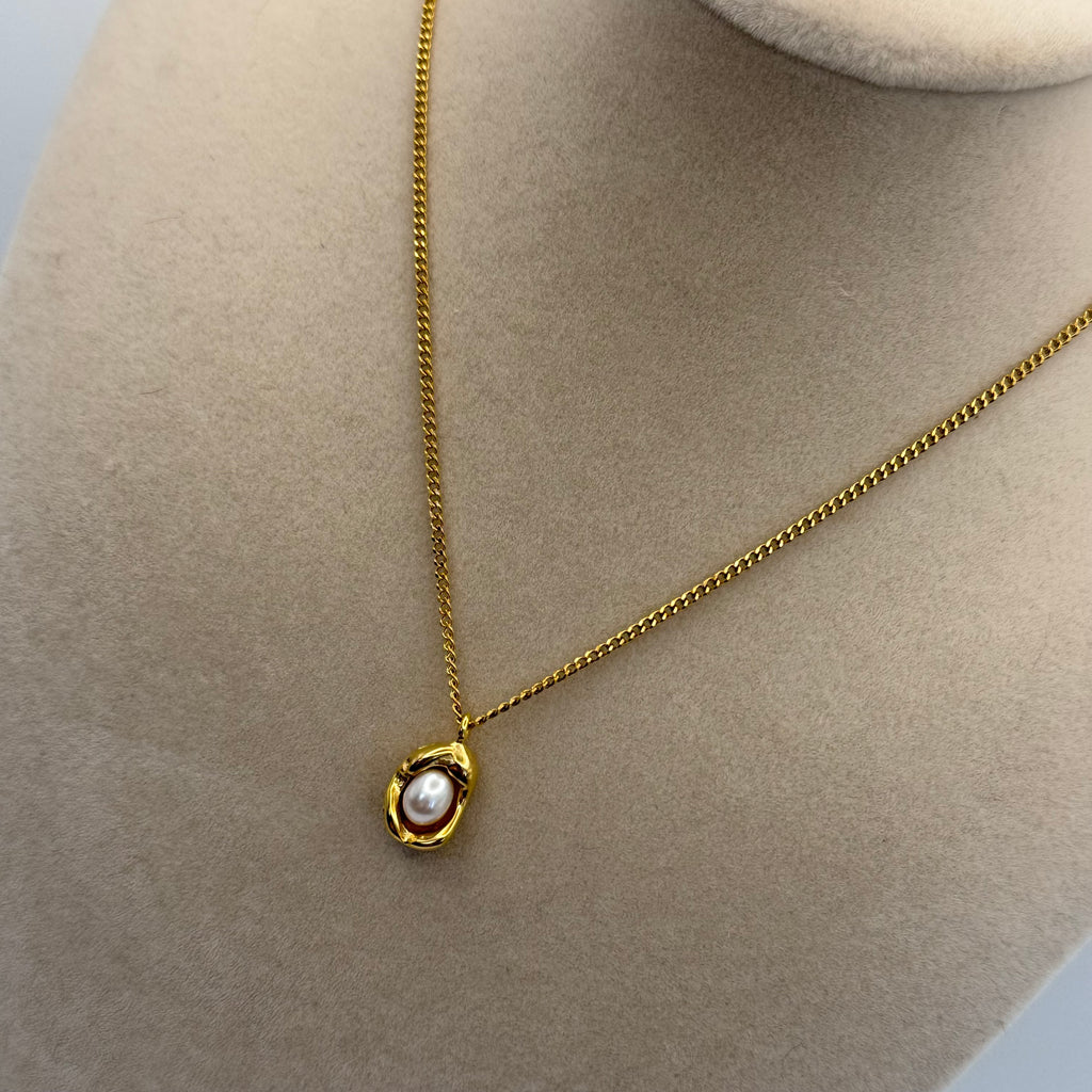 Modern Pearl Necklace